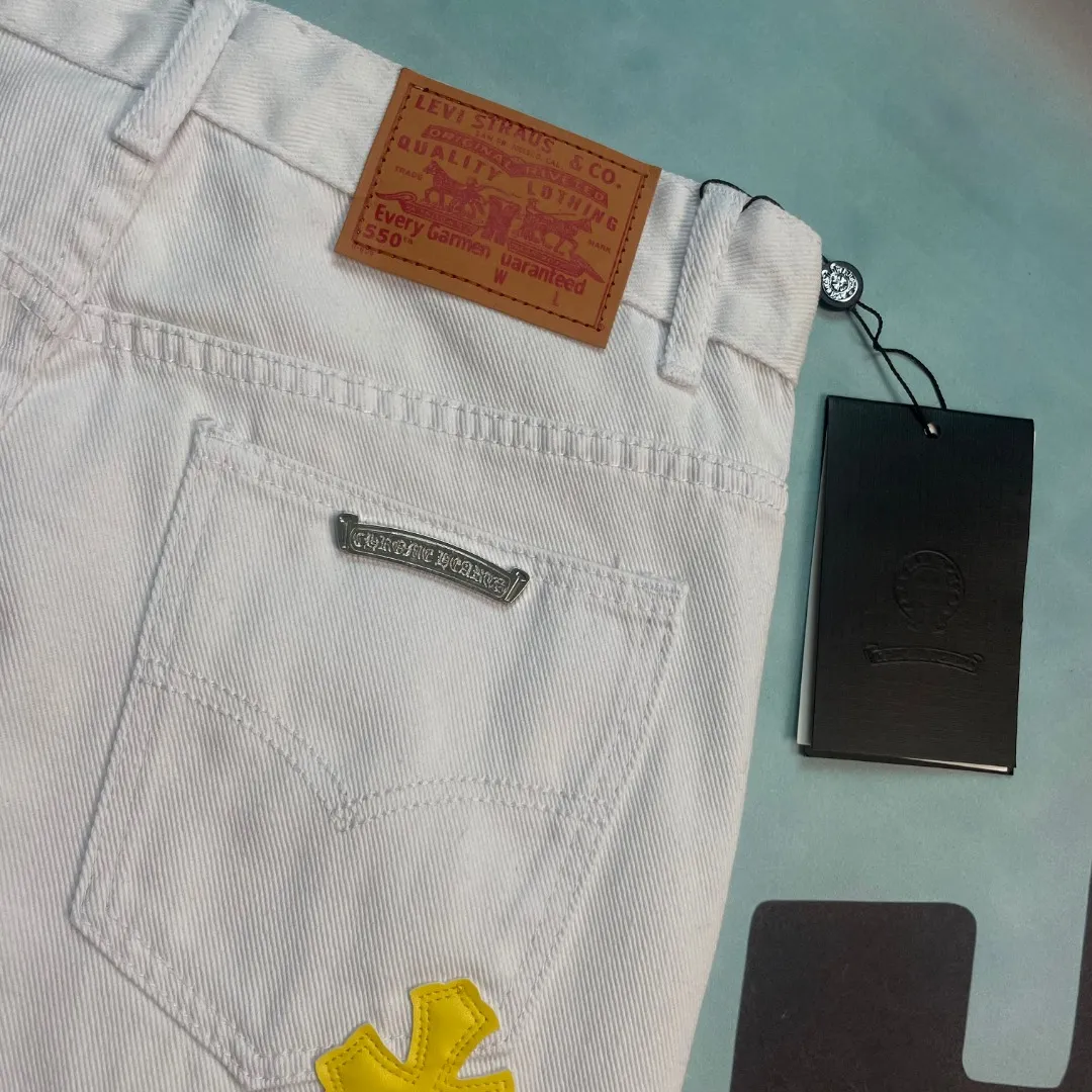 🅿️240 🔘Style number-KL165 🔘Cro Heart𝐂𝐡𝐫𝐨𝐦𝐞 𝐇𝐞𝐚𝐫𝐭 White cow lemon yellow cross patch leather jeans* This is simply a dream item in the fashion world! It uses top-notch heavy-duty washing technology to give the white denim a full texture and full retro charm. The laser-cut cross in calfskin is the finishing touch of these pants. The lemon yellow is bright and eye-catching. When paired with white denim, it creates a unique fashion sparkle. The distressed silver hardware has ultra-fine details and a high-end feel. The straight version is even more unique. It has a great slimming effect on the upper body. It can be easily controlled regardless of body shape. The genderless trend takes off immediately! The design of these pants is unique, the details are superb, simple and elegant. The workmanship is also quite exquisite, the wiring is neat, and every small detail is handled just right. The high-end quality is completely different from ordinary products! The matching suggestions are as follows: Trendy street style: Wear a black loose hooded sweatshirt with a personalized fluorescent graffiti pattern on your upper body, then a black leather jacket by Croix Heart, and a pair of black high-top Converse or Balenciaga dad shoes on your feet. For accessories, you can choose a silver necklace and ring from Crow Heart, and then wear a black baseball cap. Walking on the street will definitely turn heads. Casual fashion style: wear a white cotton short-sleeved T-shirt inside, a light blue denim jacket on the outside, these Crouch jeans on the bottom, and a pair of white shoes, like Nike's Air Force 1. Wear a simple white backpack for daily outings and shopping, which is comfortable and fashionable. Personalized retro style: Choose a retro polka-dot shirt and tuck the shirt into your pants. Pair it with a pair of brown retro leather shoes or Martin boots with thick soles. Wearing a pair of round retro sunglasses, the overall look is unique and retro.  Size: S M L XL (28.30.32.34) Color: White